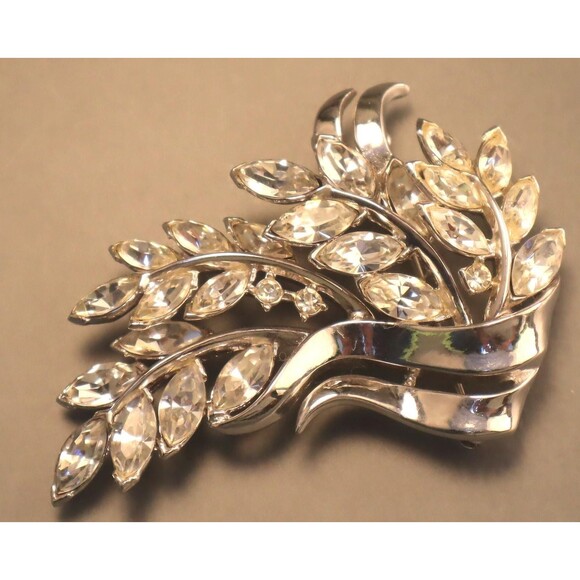 Vintage Trifari Pat Pend Rhinestone Cascading Bouquet Brooch Silver Pin - Picture 2 of 4
